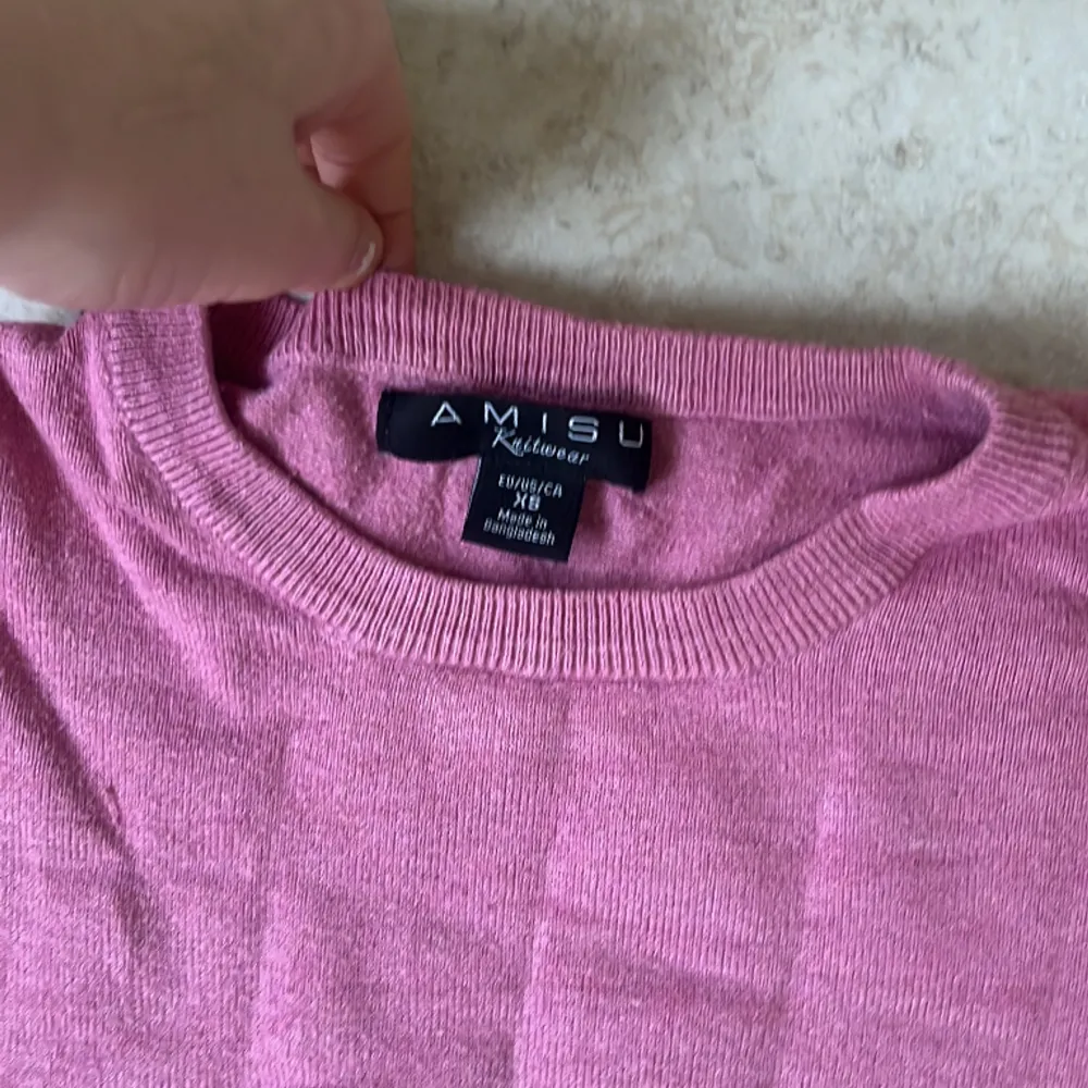  Säljer dina rosa stickade tröja för att den inte kommer till användning längre  I storleken xs. Hoodies.