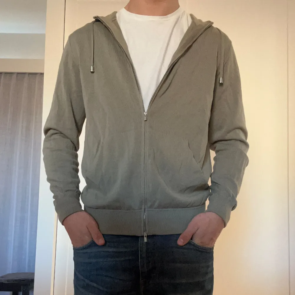 Snygg Filippo De Laurentiis zip hoodie i nyskick⭐️💫 Nypris ~3500 kr. Mitt pris 999kr🤝. Tröjor & Koftor.