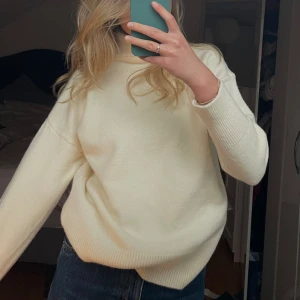 Vit tröja  - Vit stickad tröja men turtleneck från Luxora. Nypris 800 