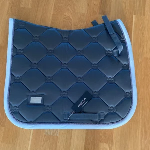 Equestrian Stockholm shabrack - Helt oanvänd. Köpte i fel storlek. Lappen och plastgrejen är kvar. Den är inte heller provad på hästen. Köpte på hemsidan för 899kr. Pris går att diskutera! Skriv om ni har frågor eller vill köpa! 💕