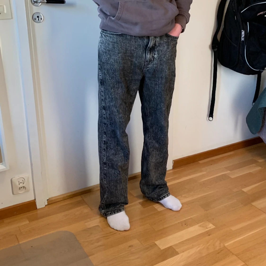 Weekday grå/svart jeans 