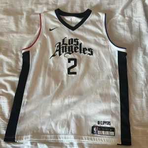 Kawhi Leonard Clippers jersey - Säljer denna snygga Kawhi Leonard Clippers jersey i storlek L och lite använd.