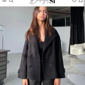 Desig by si kappa!! - Säljer nu min fina kappa från design by si då den inte kommer till användning 💞💞🙌🏽 storlek xs-s och passar på mig som är 1,67🩷🩷 det är spegeln som är smutsig!! 