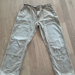Carhartt doubleknee jeans  - Trevliga carhartt jeans i beige färg 