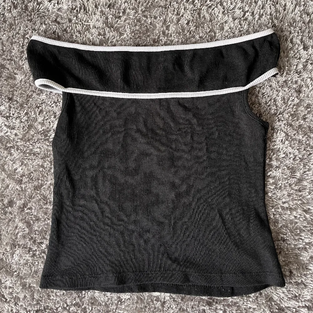Offshoulder tröja från Zara i storlek S🤍. Toppar.