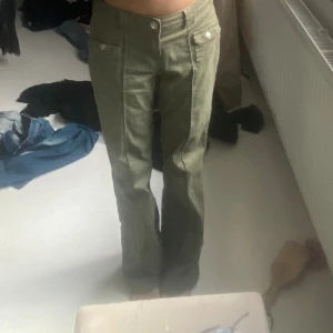 Populära H&M jeans - jeansen är oanvända och jag köpte de i storlek 38 men har sytt de så de passar mig som har storlek 32 vanligtvis och 160, dock så sitter de inte helt takt på mig så tror de skulle sitta perfekt på en 34a eller liten 36a💕annars kan man få upp sömmen 