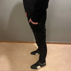 Nudie jeans - Hej, säljer nu dessa nudie thin finn jeans i storlek 30/32, passformen är slimfit och modellen är 185. Skicket är 9/10 (använda en gång)