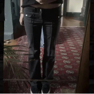 Hm cargo jeans - Hm’s svarta cargo jeans fast i jeansmaterial! Använda få gånger. Pris kan diskuteras💗