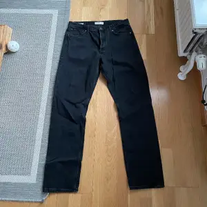 Jack and Jones jeans, storlek 32/34, inga fläckar eller annat, modellen är 190 lång och väger 85 kg, bara höra av sig vid frågor och funderingar