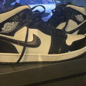 Air Jordans 1 carbon fiber - Använda ett fåtal ggr köptes ifrån merchsweden i april förra året. Strlk 43. Extra vita snören fås med (oanvända). Köpare står för frakt och fler bilder kan fås i pm. Digitalt kvitto finns kvar. Box finns även kvar. Är öppen för bud även :)