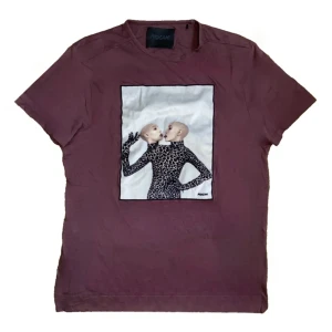 Limitato T-shirt - - Wine-red - Storlek: Large - Fint skick (9/10) - Nypris: 2200 SEK  