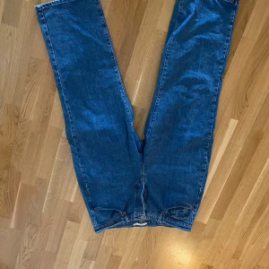 Jeans  - Levi’s plus- jeans relaxed fit- jazz pop, midja st:50, längd:32, andvända fåtal gånger😄
