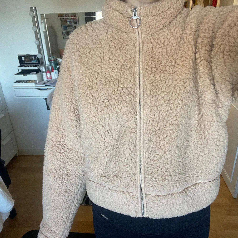 Beige jättemysig teddyjacka från Hollister storlek S🙌🏼🌟. Jackor.