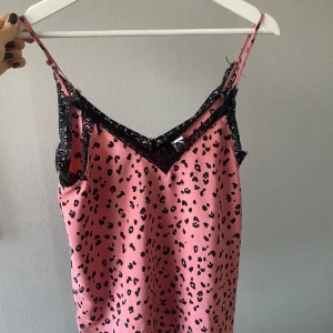 Söt leopard spets topp🩷 - Säljer denna super söta rosa leopard spets topp från H&M! Så himla fin!! Skriv flr fler bilder eller frågor! Den passar xs-s!!