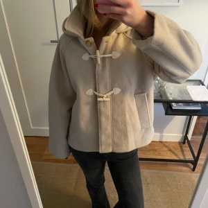 Kort kappa - Kort beige kappa från zaras barnavdelning storlek 164 men passar xs/s, jag brukar ha S! Perfekt till våren!