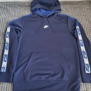 Nike hoodie, Köpte för 800kr. Helt ny använde 1-2 gånger bara