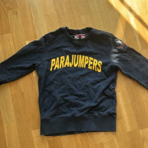 Parajumper sweatshirt  - En parajumper tröja som e använde max 2-3 gånger i storlek Y-M skulle rekommendera för nån runt 160cm lång. Säljs då den e för liten för mig.