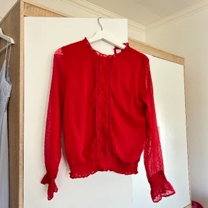 Röd blus - Supersöt röd blus med små volanger på! Brukar plocka fram den vid jul💕
