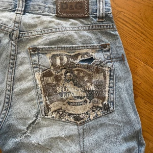 Dolce & Gabbana jeans - Jättesnygga lågmidjade ripped Dolce & Gabbana jeans. 
