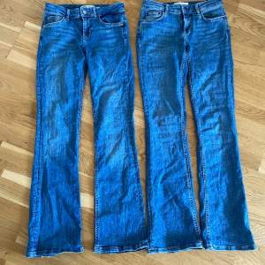 Två par likadana jeans från zara, utsvängda och normal höjd i midjan 😊  Båda för 180 kr, det är endaste jeansen till vänster som är lite slitna längst ner ☺️ Mått:  Midja: 33 cm Tiotal längd: 102 cm Innerbenslängd: 78 cm