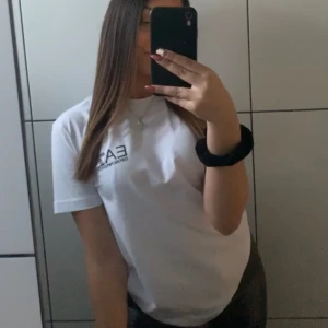 Armani t-shirt - Hej säljer min armani t-shitt i storlek s, passar både tjejer och killar. Dm för fler bilder. Den är i superbra skick, som ny då den använts få gånger🥰