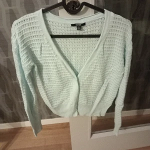 Cardigan - Ljusblå cardigan med knappar, bra skick.
