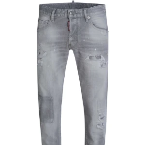 Dsquered jeans grå - Grå dsquered jeans.  Alldrig andvänt. Tag och lappar finns kvar.  Bästa priset du kommer hitta.  Pris kan även diskuteras vid snabb äfär. 