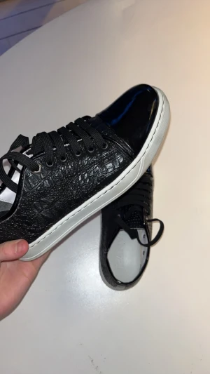 Lanvin! - Säljer mina feta glansiga lanvins🤩några små flaws annars skick 9/10! Väldigt sällsynta. Kom privat för fler frågor!🔥