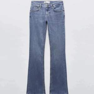 Säljer dessa zara jeans då de inte kommer till användning längre. Okej skick men har sytt in en tråd på insidan för bättre passform! Skriv för flera frågor 💕💕