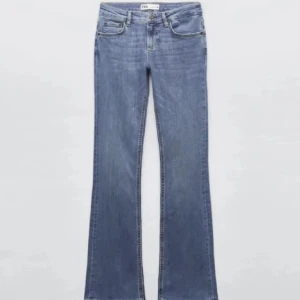 Zara jeans low waist - Säljer dessa zara jeans då de inte kommer till användning längre. Okej skick men har sytt in en tråd på insidan för bättre passform! Skriv för flera frågor 💕💕