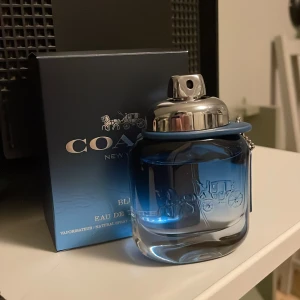 Coach for men Blue - Jag säljer nu en riktigt skön sommar doft-Coach for men Blue den a håller på min hud i 4h+ den luktar fräscht och gott! ☀️ Jag söker byte mot denna! Hör av er vid frågor! 😊