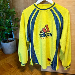 Adidas Y2K Vintage Tee - Mesh-långärmad tisha. Bra skick. Finns en minimal knappt synlig fläck.