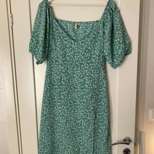Klänning - En blommig och somrig klänning som går till smalbenen! Köpt för 300.