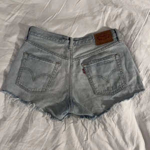 Levis jeansshorts  - Fina jeansshorts från Levis i en ljus tvätt, midjemått rakt över: 38,5cm. Kolla gärna in våra andra annonser!