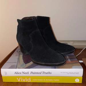 Jätte snygga Zadig & Voltaire boots i Storlek 38 som är perfekta nu till våren💕 De är i nyskick och sparsamt använda. Kostar ungefär 4000kr nya och jag säljer de för 2300💗