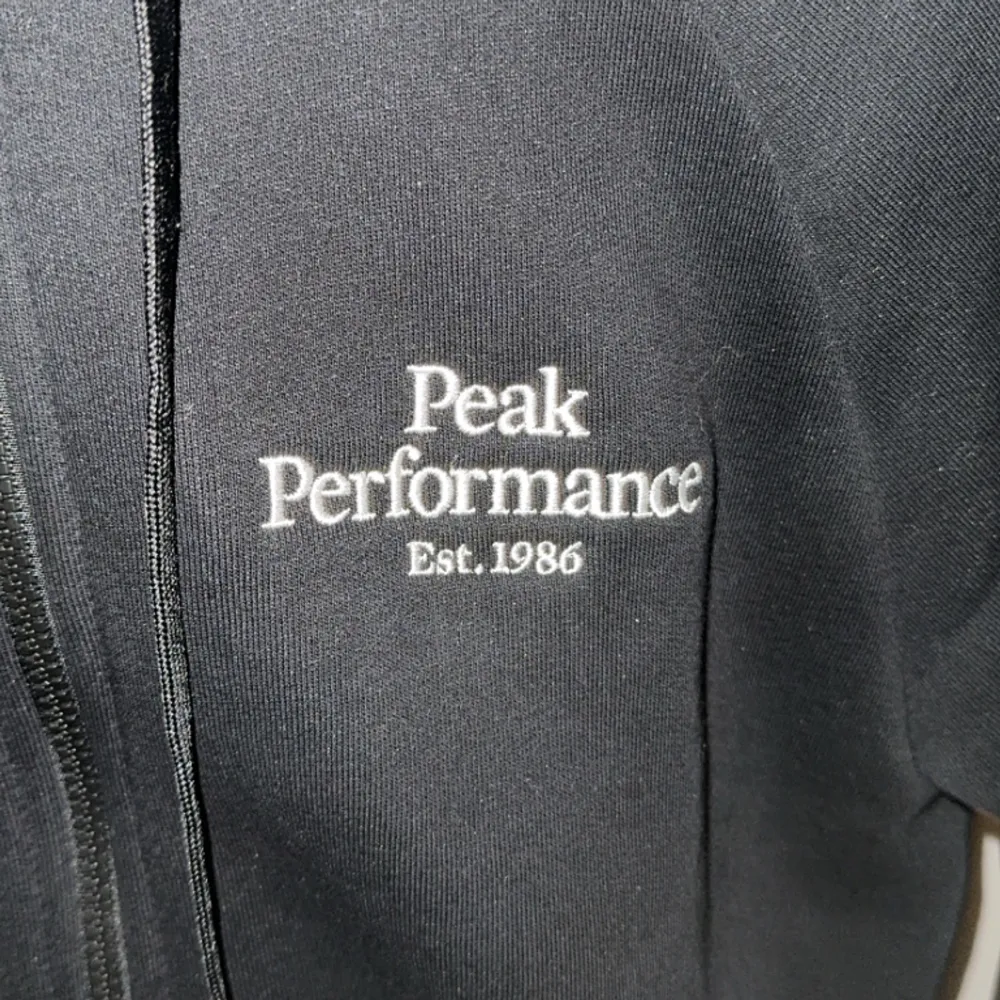 En helt ny peak performance zip hoodie i storlek L. Endast provad. Mvh 😊 Nypris: 1200kr. Hoodies.