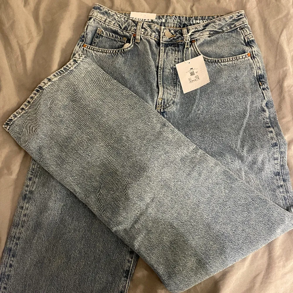 Superfina vida jeans ifrån never denim, köpta för 599kr och storlek 30/32. Säljer då dom är för stora på mig så alla lappar finns kvar🌸150kr eller ge ”prisförslag”. Jeans & Byxor.