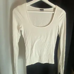Säljer dessa tröjor från Gina Tricot. Modellen heter Jersey Top och jag säljer i vit och mörkare beige. En för 60 kr.💗