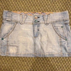 Lågmidjad jeanskjol - Säljer denna as snygga lågmidjade jeanskjol!!! Perfekt till sommaren💗Storlek 38 men skulle säga att de passar 36/38