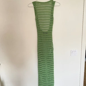 Strandklänning  - Strandklänning från Shein med öppen rygg, Jag är 178 och den går ner till anklarna för mig, använd 1 gång 