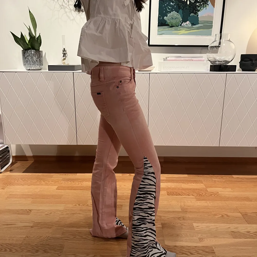 Supersnygga rosa jeans med zebra mönster. Modell är 168cm lång. Ytterben: 99cm Innerben: 80cm Midja: 40cm. Jeans & Byxor.