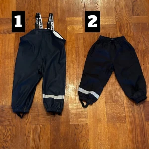 Barn regnbyxor - Två par regnbyxor i fint skick. Säljs ej separat, allt säljs ihop!