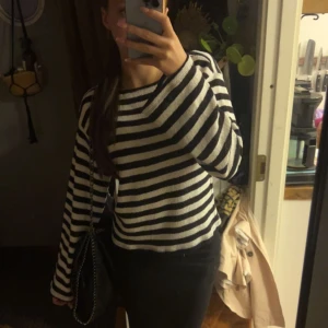 Randig tröja  - Säljer denna randiga tröja från hm som är perfekt att ba slänga på sig på sommaren! 