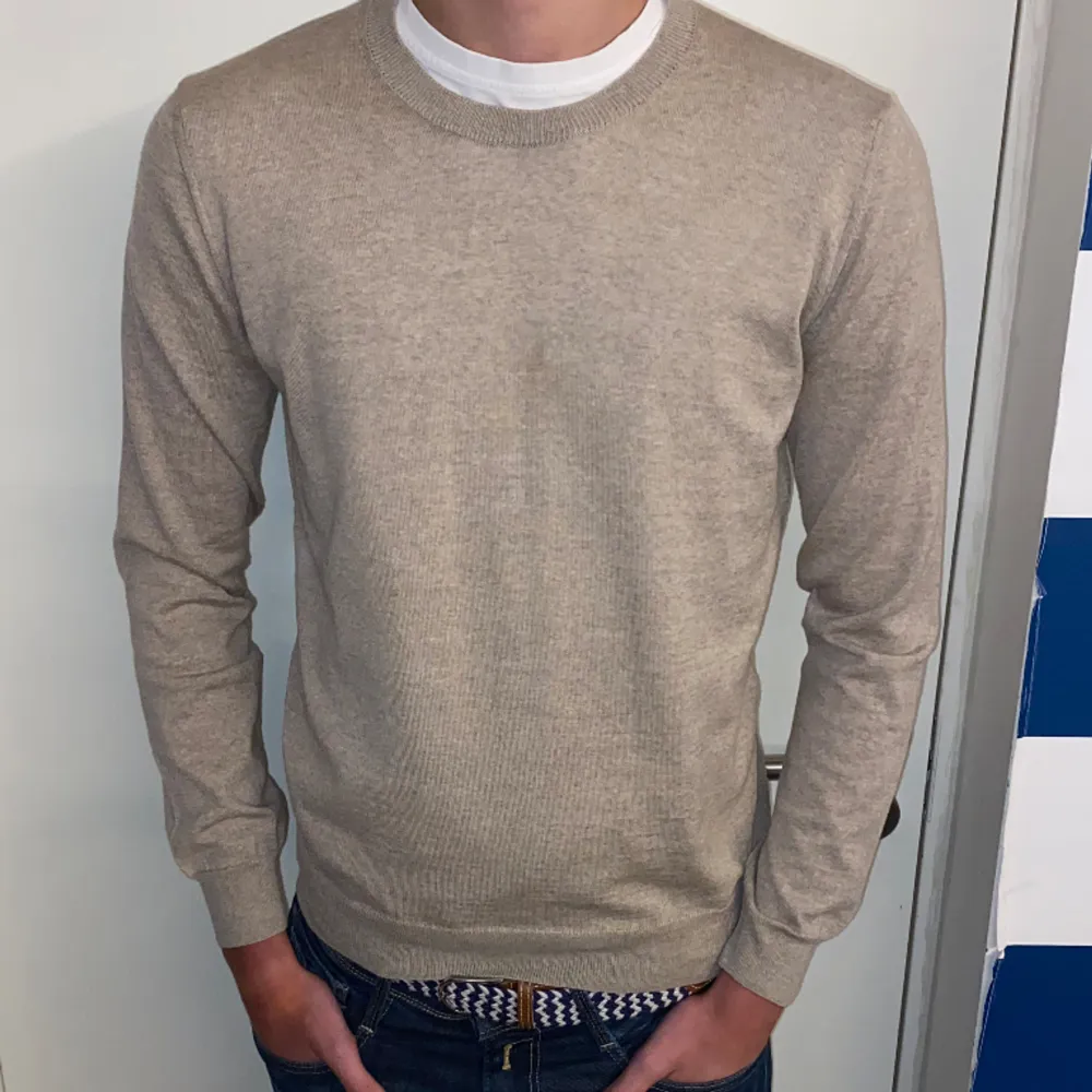 Tja, säljer en riktigt snygg Oscar Jacobson crewneck, riktigt bra skick har bara använt den 1 gång alltså typ helt ny, modellen är 193cm, ny pris 1500kr skriv vid fundering . Tröjor & Koftor.