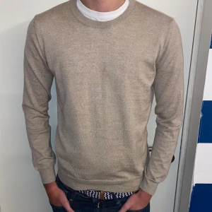 Oscar Jacobson tröja - Tja, säljer en riktigt snygg Oscar Jacobson crewneck, riktigt bra skick har bara använt den 1 gång alltså typ helt ny, modellen är 193cm, ny pris 1500kr skriv vid fundering 