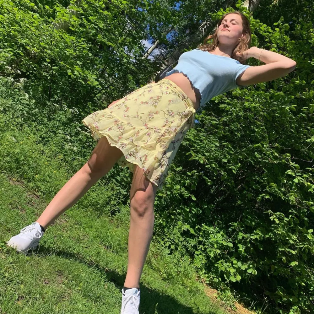 Jättesöt och gullig Gul blommig omlottkjol med volang från Veromoda Använd endast en gång, gången då fotot är taget. Gillar värkligen❤️ men använder inte längre. Jättebekväm och mysig sommarkjol Hoppas någon kan få mer användning utavden än mig. ❤️🤗😍. Hameet.