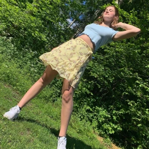 Somrig Kjol - Jättesöt och gullig Gul blommig omlottkjol med volang från Veromoda Använd endast en gång, gången då fotot är taget. Gillar värkligen❤️ men använder inte längre. Jättebekväm och mysig sommarkjol Hoppas någon kan få mer användning utavden än mig. ❤️🤗😍