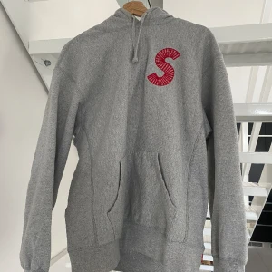 Supreme hoodie  - Säljer min snygga och sällsynta Supreme hoodie som släpptes i ett av deras limiterade dropp! Säljes för ett schysst pris då jag växt ur den!   Hoodien är av mycket bra skick då den köptes i fel storlek och är därför typ som ny! 