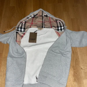 Burberry Hoodie  - Koftan är inte använd och den är i ett jätte bra skick. Den är storlek S o passar M, Skriv privat om frågor och intresse
