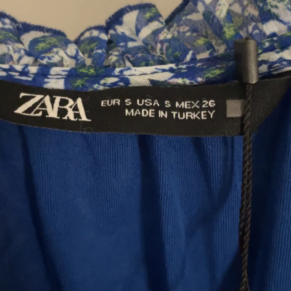 Zara klänning köpt förra sommaren, inga tecken på användning💙 storlek S men funkar för xs/m. Klänningar.